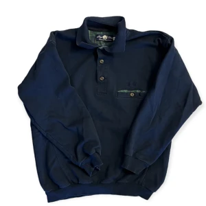 Sweatshirt  - Mörkblå sweatshirt med krage! Inga defekter 