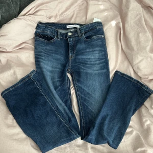 low/mid waist bootcut jeans - superfina jeans från calvin klein