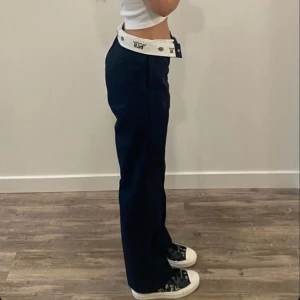 Dickies byxor 847 - Svarta 874 dickies byxor 🤩🤩 Bär byxorna lågmidjat, waist 30. Skriv för egna bilder ☺️