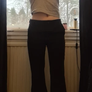 Kostymbyxor  - Svarta kostymbyxor från kidsbrandstore i storlek 164 nästan aldrig använda har sytt upp dom 7cm  köpa för 599 priset kan diskuteras skriv privat för mått och bilder 💗💗