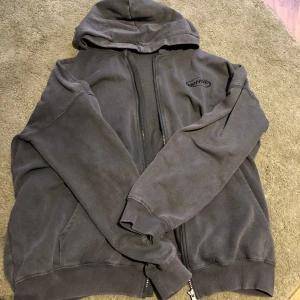 Lite oversized grå zip up hoodie från H&M!! - En grå zip up hoodie i storlek 170! Tröjan har ett nwyrk tryck på bröstet!! Säljer tröjan då jag har tröttnat på den, i gott skick🤍🤍