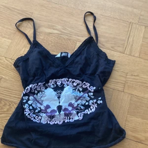 Y2K crop top med tryck  - Y2K crop top med tryck storlek L men passar nog S/M bättre från heart quake tror jag