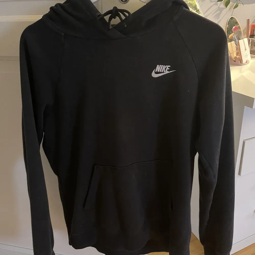 Säljer min älskade Nike hoodie då den inte passar längre använd ganska mycket emn inget fel på den har alltid varit min favvo tröja den sitter så fint på!❤️❤️. Hoodies.