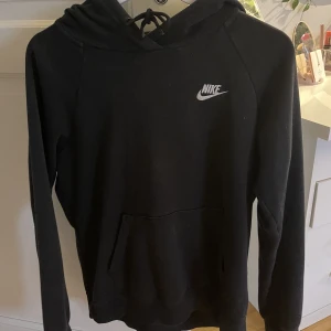 Nike hoodie - Säljer min älskade Nike hoodie då den inte passar längre använd ganska mycket emn inget fel på den har alltid varit min favvo tröja den sitter så fint på!❤️❤️