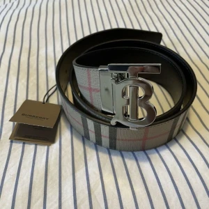 Berbbery bälte  - Jag säljer mitt berbbery bälte på grund av att jag inte vill ha den storlek jag fick och kunde tyvär inte reklamera den. 