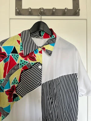 Retro blus - Retro blus i storlek M. Sparsamt använd 🖤helvit på baksida