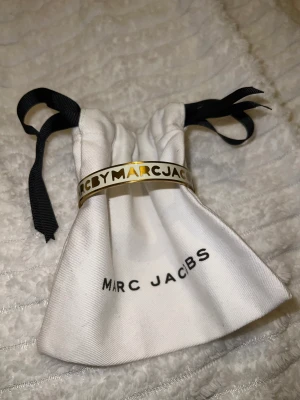 Marc Jacobs - Marc Jacobs arm ring. Aldrig använt pga för stor. Jätte fint och går att bära till allt! Äkta såklart. Pris kan diskuteras.