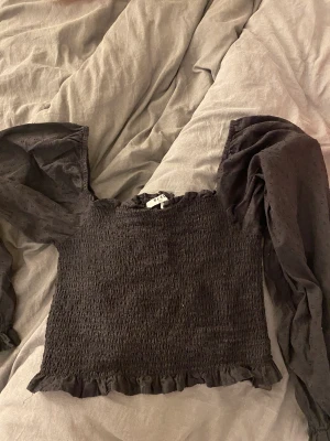 Volang topp - Säljer denna super fina volang topp som tyvärr är för liten för mig! Köpt för flera år sen men fortfarande bra skick! Nypris minns jag tyvärr inte!