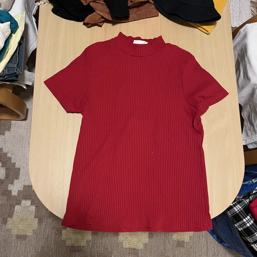 Ribbad T-shirt med en liten polokrage från Cappuccini i storlek XL MEN den sitter som en S/M. Rätt lång men snygg att vika upp mjukt material❤️. T-shirts.