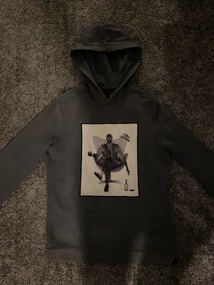 Limitato Hoodie  - Tjo säljer denna limitato Hoodie! Den är lite solblekt på vissa ställen men inget som syns vid användning! Nypris 3700 box och allt medföljer 