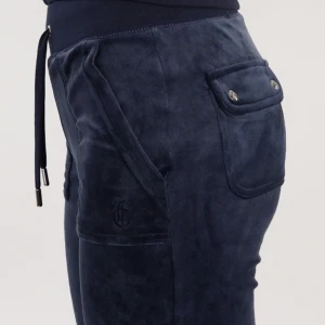 Mörkblå juicy byxor - Säljer mina mörkblå juicybyxor endast använda tre gånger💕skriv för egna bilder!! Storlek M men passar mindre och större storlekar också