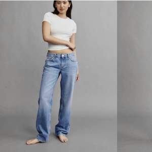 Säljer dessa trendiga jeans från Gina. Köpte dom för ca en månad sen men inte kommit till användning. Storlek 36 skriv vid intresse av mer bilder💘 priset går att diskuteras 