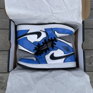 Nike Air Jordan 1 - Säljer mina snålt använda Jordans då de inte längre används. Skulle säga att skicket är 9/10! Färgen är Signal Blue och är köpta från Restock. Kvitto finns tyvärr inte men lådan medföljer! 