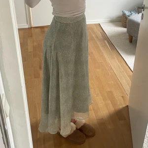 Kjol - Så så fin kjol med blommigt mönster, perfekt en sommarkväll. Den är från Y.A.S i storlek S. Använt den en gång på midsommar så den är som ny. 