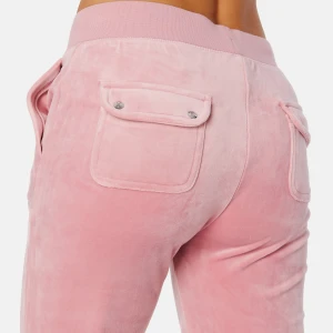 Juicy couture byxor  - Juicy byxor i finaste rosa färgen!!! Andvända fåtal gånger därav i jättebra stick, säljs pga inte min stil. Nypris 1100kr❤️ Skriv för egna bilder och frågor!