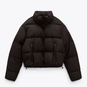 Brun, puffer jacket från zara köpt förra vintern men inte kommit till användning. Jättevarm och supersnygg, nypris var 699kr ❤️