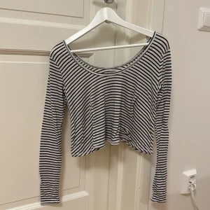 Randig skln tröja - Säljer denna randiga tröja i sjukt mjukt material 💗 använd en gång