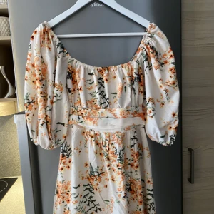 Klänning  - Blommig sommarklänning med öppen rygg  Stolek XS Aldrig använt 
