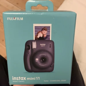Polaroidkamera - Instax mini 11 polaroid kamera. Oöppnad. Säljer den då jag fick den i julklapp men hade redan en precis likadan. Andra bilden visar vad som ingår och tredje bilden är inspo bilder som jag har tagit med min exakt likadana. Älskar den! Nypris ca 800-900kr