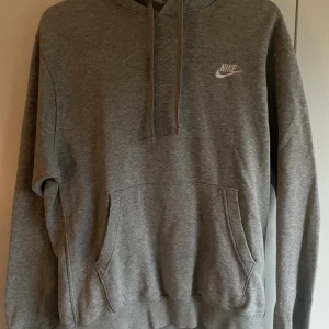 Nike hoodie - En mysig Nike hoodie i storlek medium.  Inga skador eller märken.