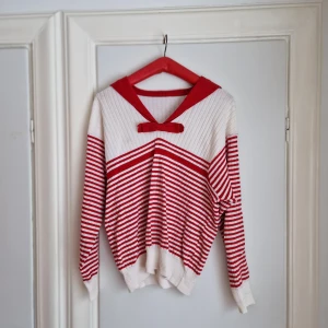 Vintage stickad sjömanströja  - Underbar finstickad sjömanströja. Troligtvis syntetgarn. VINTAGE!  Den behöver nog en omgång med en noppringsmaskin för att riktigt skina.  Uppskattar den till en stl M/L eller 40/42. Öven en stl 38 kan nog bära den väl.