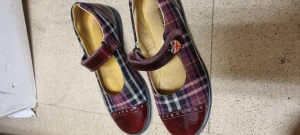 Barnsko - Finsko från Moschino som är  i fint skick.