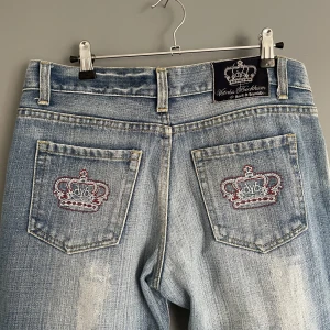 Victoria Beckham  - Vb jeans med röda detaljer som tyvär är för små för mig men i jätte bra skick o lågmidjade🎀 midjemått 82cm ytterben 103cm innerbenet 76 cm BUDA💕