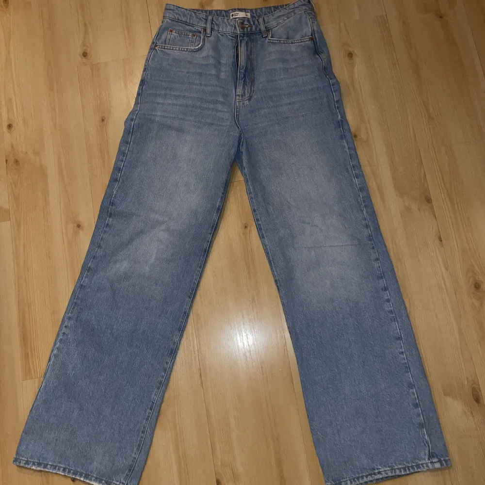 Långa jeans från Gina tricot, högmidjade och vida i benen. Ljus blå. Jeans & Byxor.