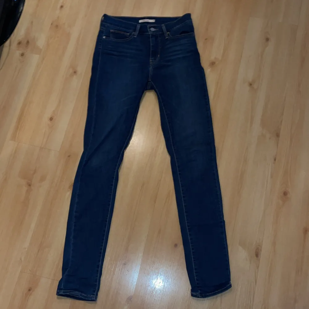 Jeans från Levis. Mörkblå, lågmidjade, skinny.. Jeans & Byxor.