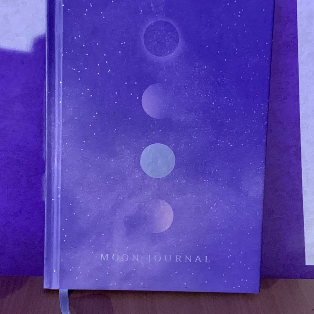 Super fin Moon Journal som aldrig använts och har endats stått på hylla <3 I boken så finns info om stjärntäcken, skriv blad och annat kul inom astrologi! Fråga gärna efter fler bilder!. Böcker.