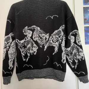 Stickad tröja M - Jättefin stickad tröja. Ingen lapp men köpt från beyond retro. Skulle säga att det är en storlek M