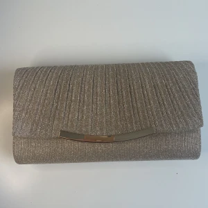 Clutch  - Clutch som passar perfekt till balen tillexempel! Aldrig använd! Guldig och glittrig✨Säljer för 150kr