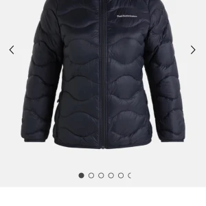 Peak performance Helium - Säljer Peak performance jacka i storlek L Dam. (Liten i storleken) Passar en M.  Nypris 2700 kr