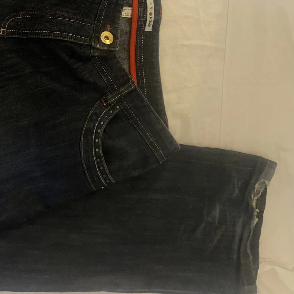 Baggy jeans mörkblåa med diamanter på fickan, lite rufsade på kanten längster på benen / pris kan diskuteras . Jeans & Byxor.