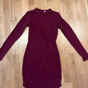 Vinröd tight klänning köpt från nelly. Använd 2 gånger tidigare.