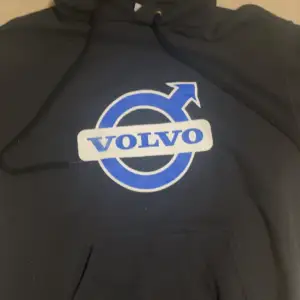 En Volvo hoodie i storlek S och det sitter som storlek XS varm och skön