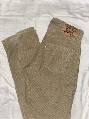 vintage manchester low waist - SÅ snygga manchester levis som jag köpte här på plick men de var för små för mig :( perfekt modell och skick, långa i benen!!! skulle tro att det passar dig som vanligtvis har S