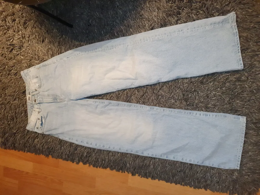 Ljusa, breda jeans från Lager 157. . Jeans & Byxor.