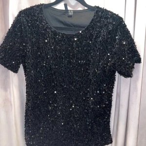 Paljett topp  - Säljer min fina paljett topp ifrån veramoda. Köpt för ca 300 kr säljer  för 250kr eftersom den endast är använd 1 gång.