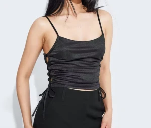 Bikbok linne - Detta linnet är aldrig använt och är i bra skick. Prislappen är kvar på den. Kostar 229 kr i butik. Skriv till mig om ni vill ha mer bilder. Priset kan alltid diskuteras. 