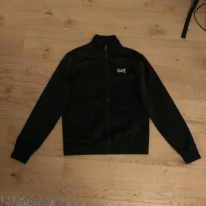 Emporio Armani dress  - Emporio Armani dress, inte mycket andvänd, bra skick. Kan andvändas till många olika tillfällen. Original pris 1500 säljs för 700. Pris kan diskuteras. Jag kan mötas upp i Borås, Jönköping om man bor en bit från Ulricehamn.