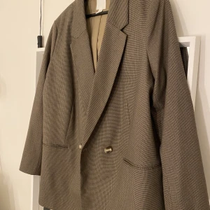 Kavaj/blazer - Ännu en superfin kavaj från H&M som tyvärr inte kommer till användning längre, som ny🤍 
