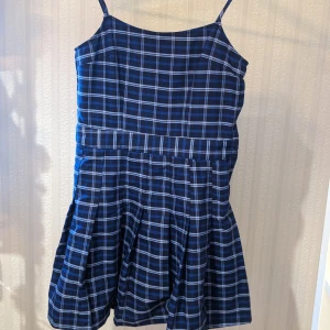 Klänning  - Säljer denna jättefina klänning då den inte används längre. Den är jättefin att ha över t.ex. en vit t-shirt.🙂 Skickar inte kan bara mötas upp.