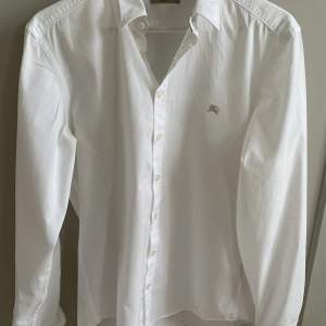Skjorta herr från Burberry storlek M. Sparsamt använd. Inga defekter förekommer. 