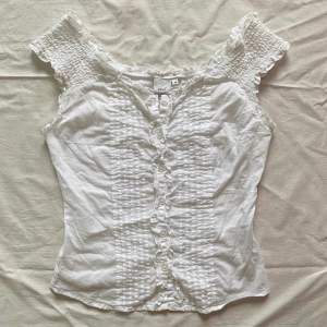 Superfin vit skjorta med korta ärmar🌟 välj inte ”köp nu”