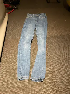 Mörkblå jeans