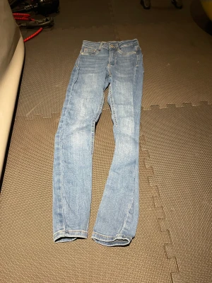 Skinny jeans - Mörkblå jeans