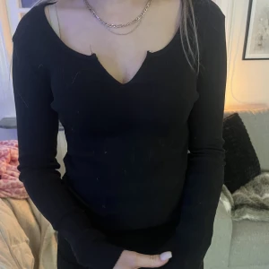 svart ribbad topp - ribbad tajt topp  med ett ”utskuret” v i ringningen, använd några gånger men inget som syns. köpare står för frakt!!