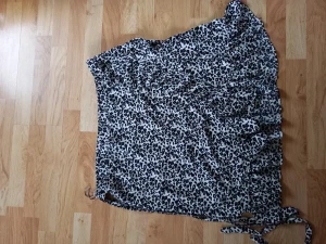 Kjol, klänningar - Första bilden kjol i storlek XL (med snöre) 50kr Andra bilden, en omlottklänning i storlek XL 75kr Tredje bilden, en klänning i storlek l/XL 50kr