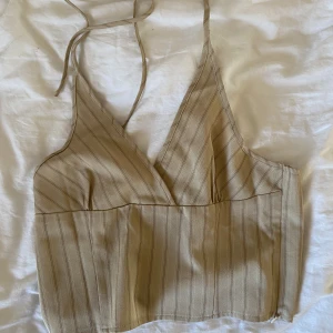 beige topp - aldrig använd, skriv till mig om du har några frågor 💓🫶